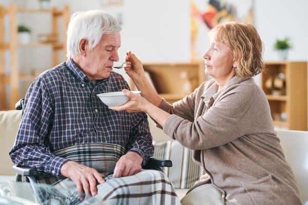 Pflege auf Zeit: Wann lohnt sich eine Kombination aus Kurzzeit- und Verhinderungspflege?